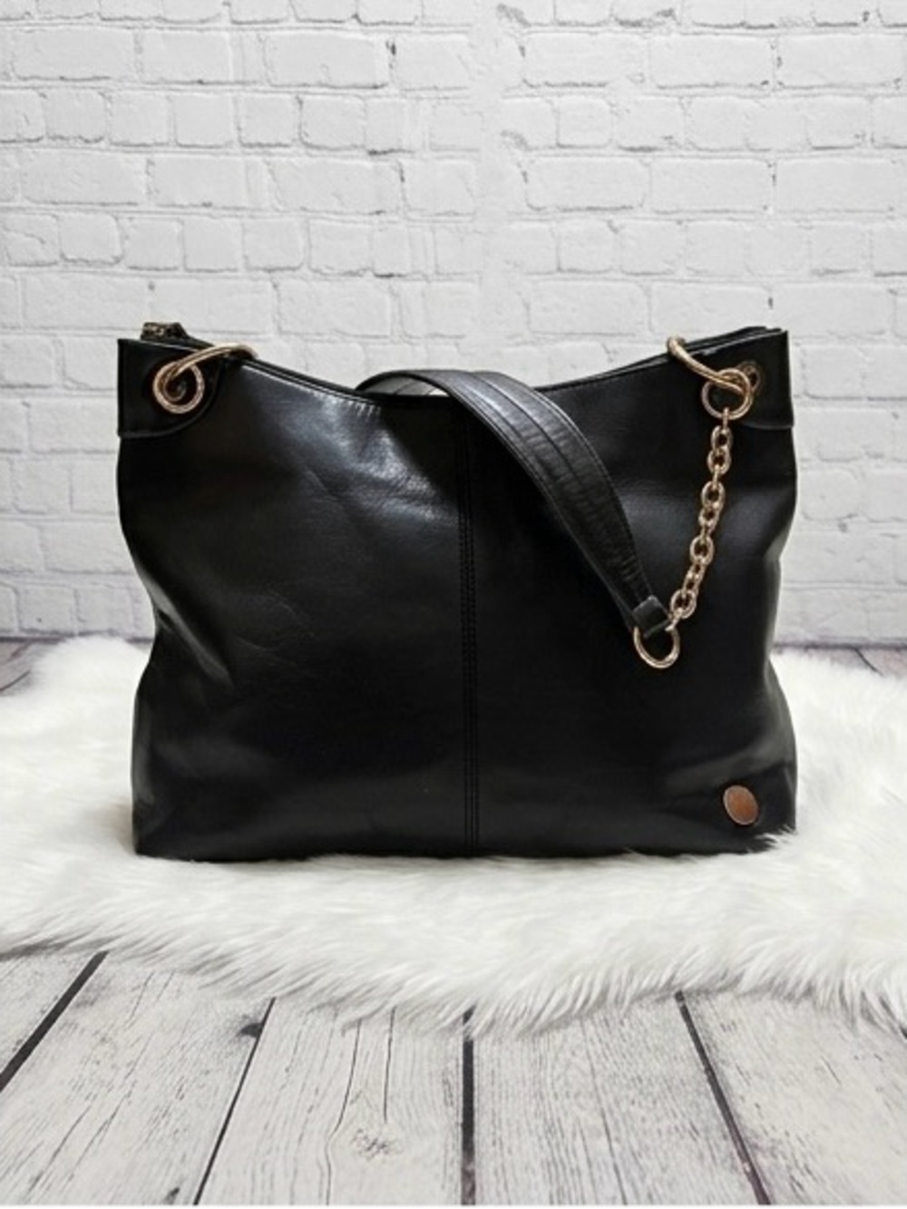 Tignanello Black Leather Shoulder Bag with Gold Chain Detail - Picture 3 of 7